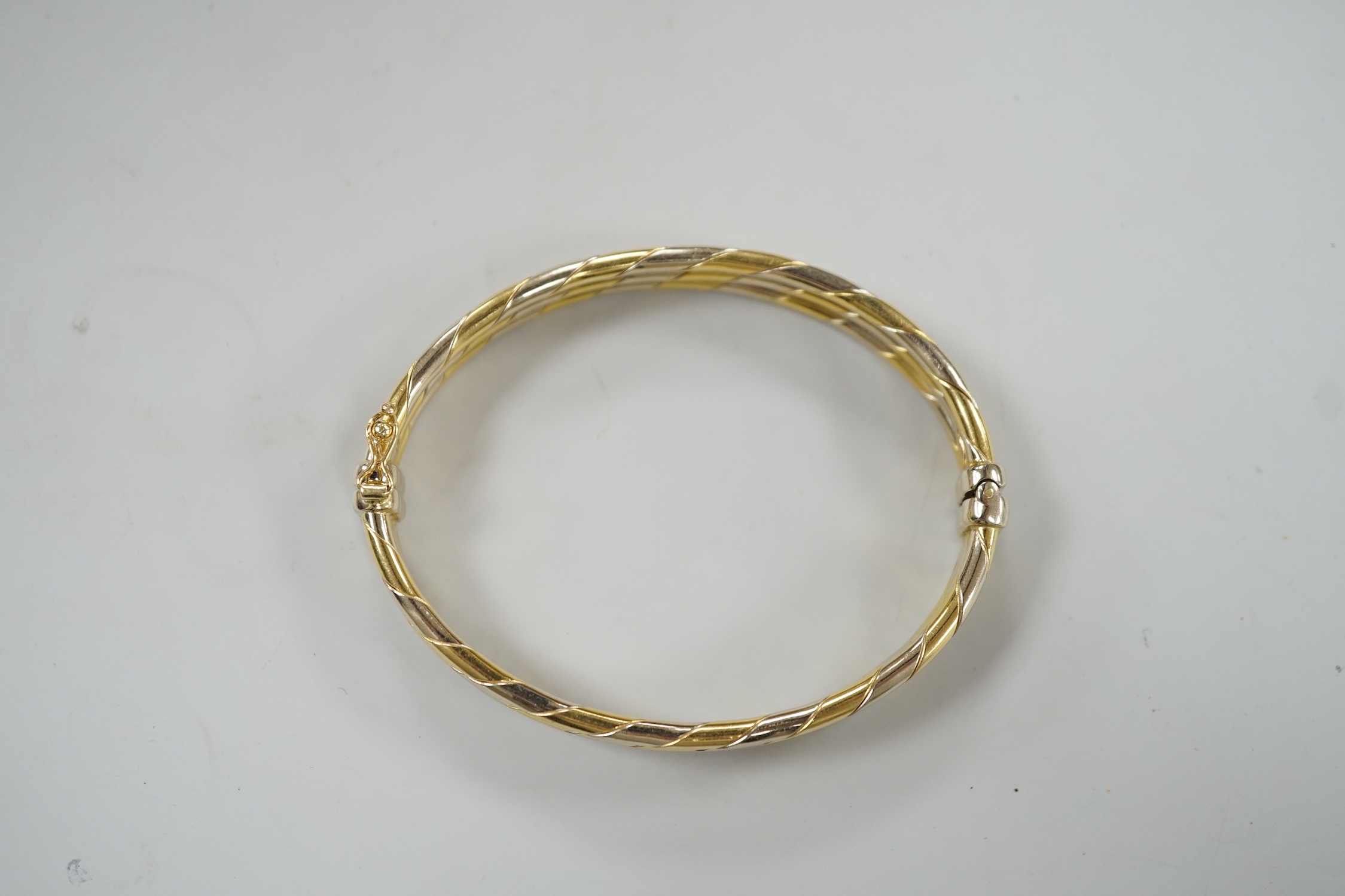 A 20th century Italian two colour 750 hinged bangle